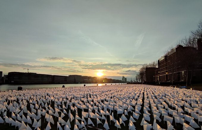 In Amsterdam is een tijdelijk monument gecreëerd voor nabestaanden van coronaslachtoffers. De 35.000 witte vlaggetjes staan symbool voor de Nederlanders die zijn overleden aan het virus. Een week lang kunnen de coronadoden worden herdacht op het Java-eiland in de hoofdstad.